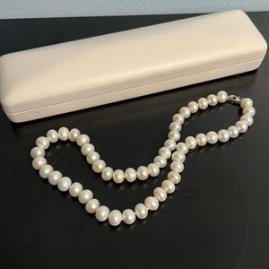 Gorgeous pearl necklace (in gift box)